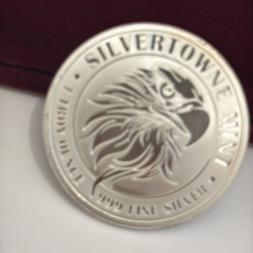 Silver coin 1 oz 999 fine Silver town mint a beautiful Eagle edition 🦅 - Picture 10 of 14
